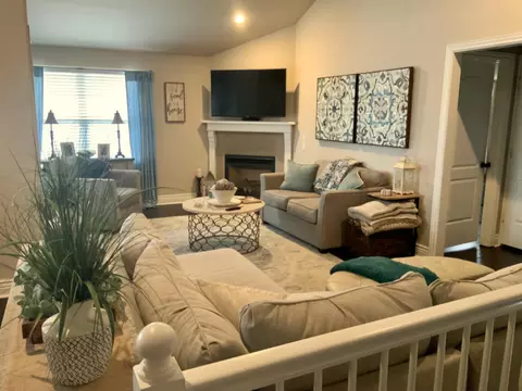 Living - 3249 S Creekside Dr, Springfield, MO 65807 photo 5 of 10
