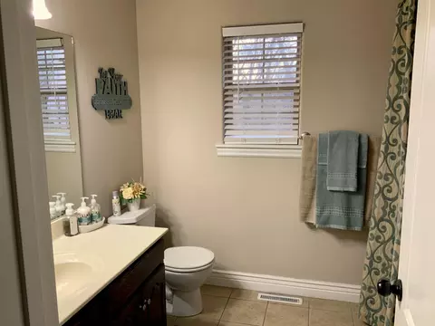 Bath - 3249 S Creekside Dr, Springfield, MO 65807 photo 3 of 4
