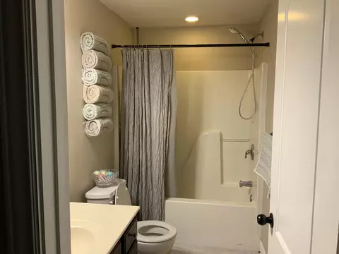 Bath - 3249 S Creekside Dr, Springfield, MO 65807 photo 4 of 4