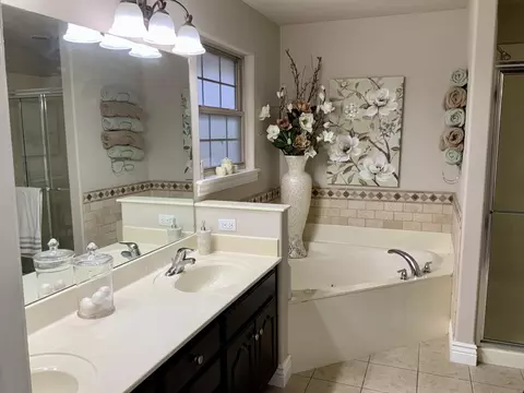 Bath - 3249 S Creekside Dr, Springfield, MO 65807 photo 1 of 4