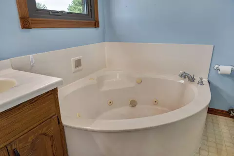 Bath - 1476 E Peartree Dr, Ozark, MO 65721 photo 3 of 6