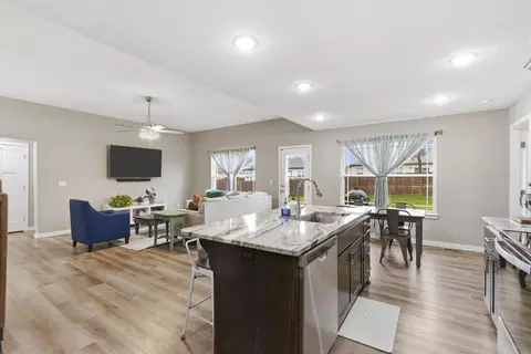 Entry Way - 208 E Seminole St, Strafford, MO 65757 photo 4 of 4