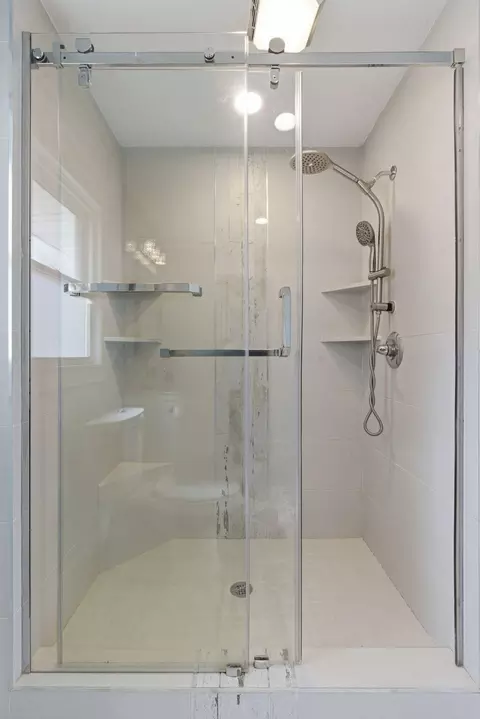 Bath - 3056 E Rocklyn Rd, Springfield, MO 65804 photo 2 of 4