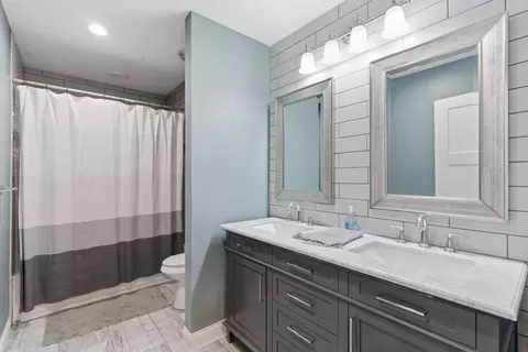 Bath - 3056 E Rocklyn Rd, Springfield, MO 65804 photo 3 of 4