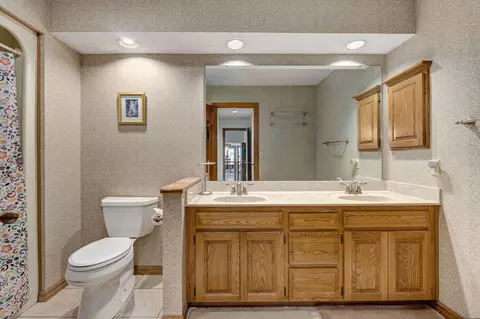 Bath - 3508 E Sheffield Way, Springfield, MO 65802 photo 3 of 6