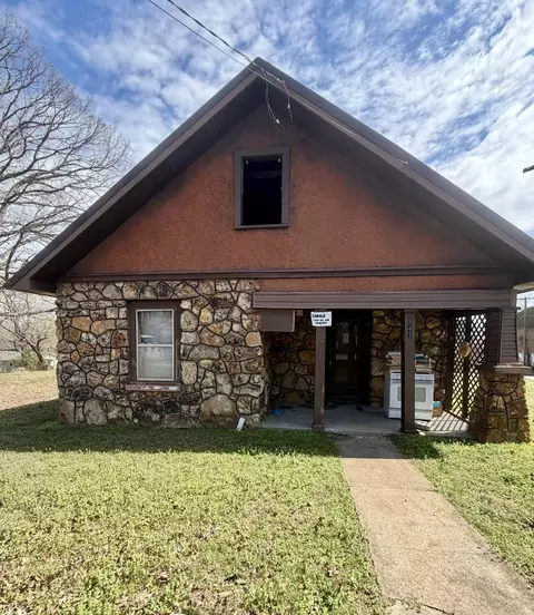 842 S Curry St, West Plains, MO 65775