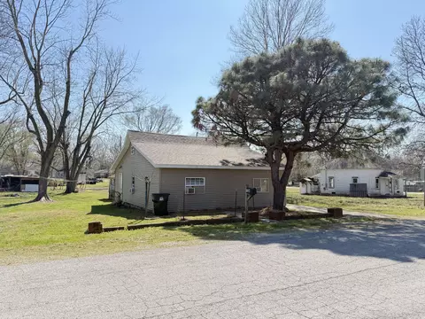 134 W Lee St, Aurora, MO 65605