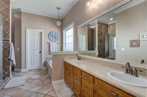 Bath - 922 N Ridgemont Rd, Republic, MO 65738 photo 1 of 5