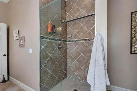 Bath - 922 N Ridgemont Rd, Republic, MO 65738 photo 3 of 5