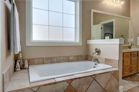 Bath - 922 N Ridgemont Rd, Republic, MO 65738 photo 4 of 5