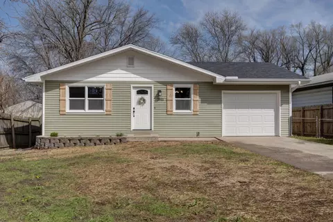 2611 E Pacific St, Springfield, MO 65803