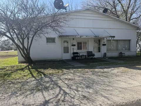 426-428 E Locust St, Bolivar, MO 65613