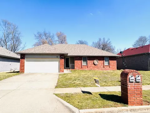 2852 S Pinehurst Ave, Springfield, MO 65807