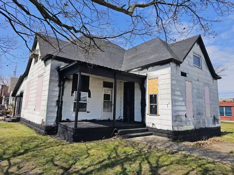 135 E Locust St, Aurora, MO 65605