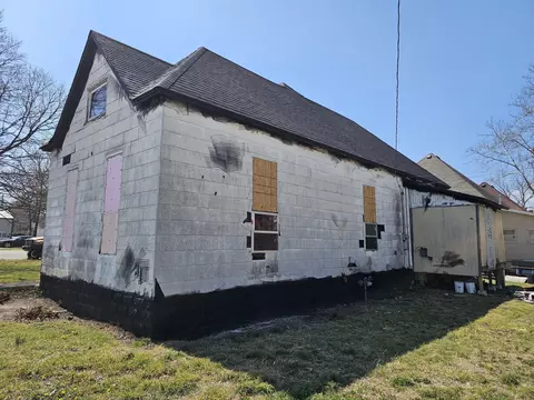 Exterior - 135 E Locust St, Aurora, MO 65605 photo 3 of 4