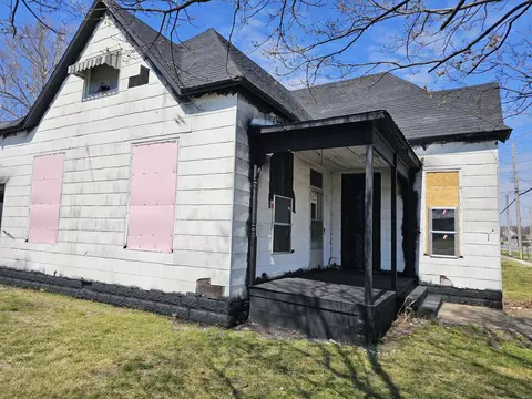 Exterior - 135 E Locust St, Aurora, MO 65605 photo 2 of 4