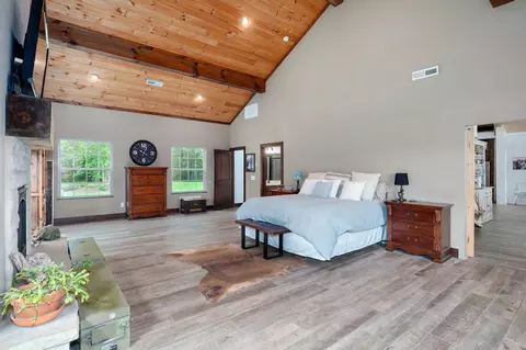 Bedroom - 1721 Jackson Spring Rd, Ozark, MO 65721 photo 2 of 7