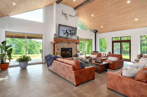 Living - 1721 Jackson Spring Rd, Ozark, MO 65721 photo 2 of 5