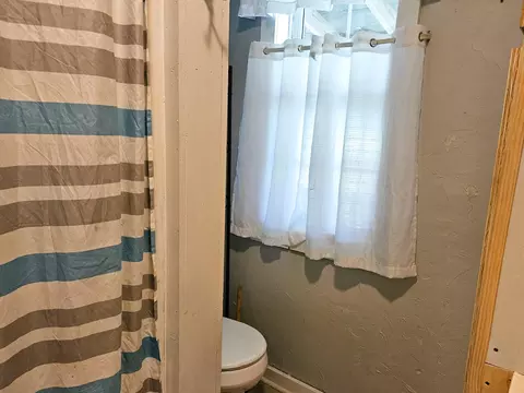 Bath - 203 James St, Mountain View, MO 65548 photo 1 of 2