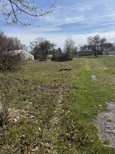 000 Rolling Hills Dr, Seligman, MO 65745