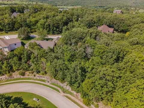 137 Forest Oak Dr, Hollister, MO 65672