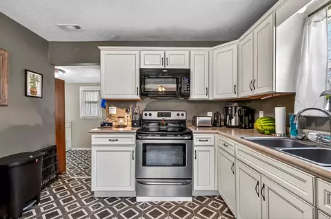 Kitchen - 3001 W Mount Vernon St, Springfield, MO 65802 photo 1 of 2