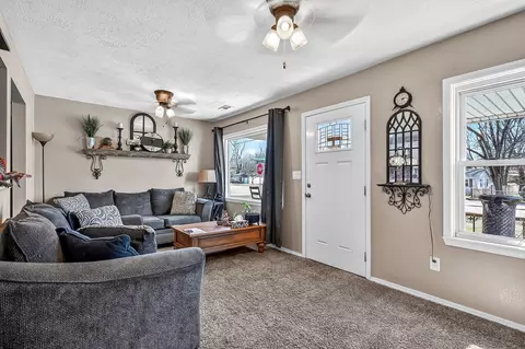 Entry Way - 3001 W Mount Vernon St, Springfield, MO 65802 photo 2 of 4
