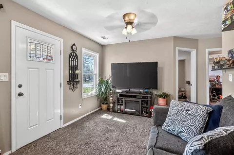Entry Way - 3001 W Mount Vernon St, Springfield, MO 65802 photo 3 of 4