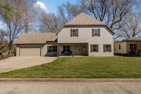 1436 S Pickwick Ave, Springfield, MO 65804