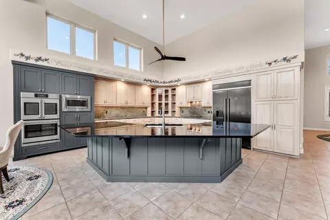 Kitchen - 5197 S Stonehaven Dr, Springfield, MO 65809 photo 4 of 7