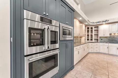 Kitchen - 5197 S Stonehaven Dr, Springfield, MO 65809 photo 5 of 7