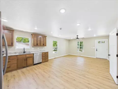 Living - 622 W Stanley St, Buffalo, MO 65622 photo 4 of 4