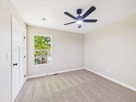 Bedroom - 622 W Stanley St, Buffalo, MO 65622 photo 1 of 7