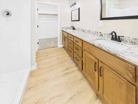 Bath - 622 W Stanley St, Buffalo, MO 65622 photo 4 of 4