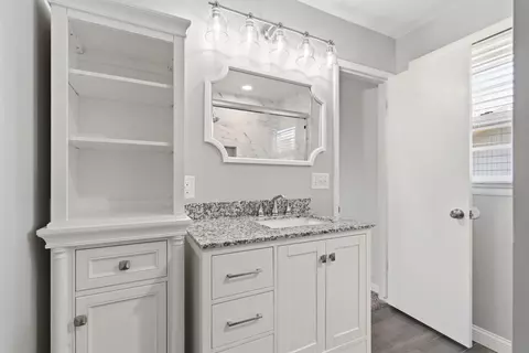 Bath - 2466 E Cambridge St, Springfield, MO 65804 photo 3 of 4