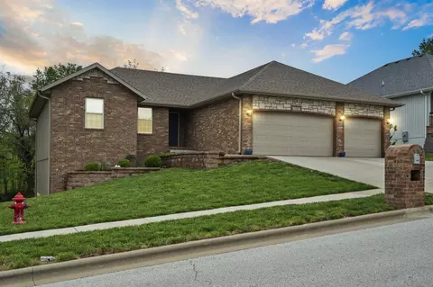 1093 E Lakota St, Nixa, MO 65714