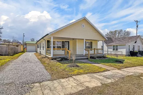 134 W College St, Aurora, MO 65605