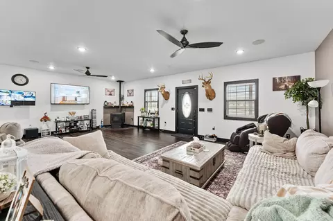 Living - 1489 E 568th Rd, Brighton, MO 65617 photo 2 of 2