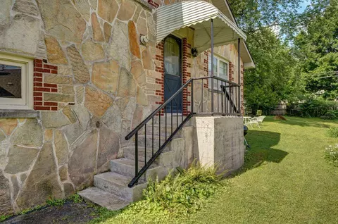 Exterior - 613 S Wildan Ave, Springfield, MO 65802 photo 5 of 9