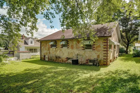 Exterior - 613 S Wildan Ave, Springfield, MO 65802 photo 7 of 9