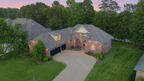 6048 S Black Oak Dr, Springfield, MO 65804