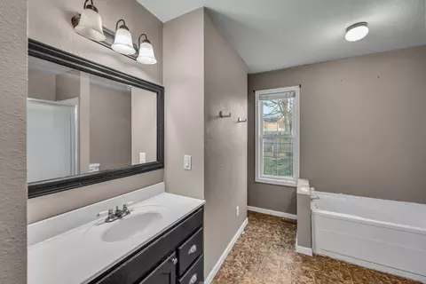 Bath - 105 Pennycuick Dr, Mountain View, MO 65548 photo 1 of 4