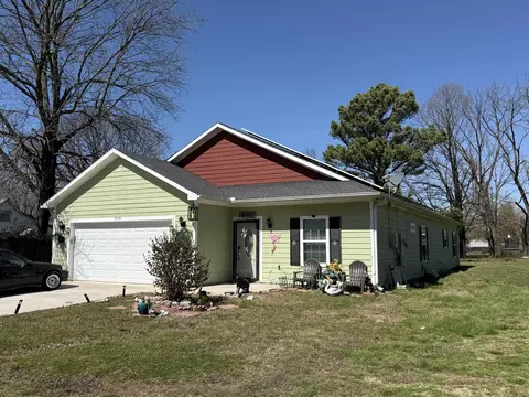 308 Cherry St, Green Forest, AR 72638