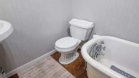 Bath - 815 Brewer St, Thayer, MO 65791 photo 6 of 6