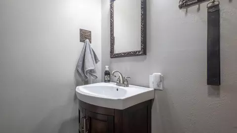 Bath - 815 Brewer St, Thayer, MO 65791 photo 3 of 6