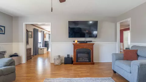 Living - 815 Brewer St, Thayer, MO 65791 photo 2 of 3