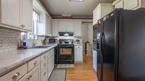 Kitchen - 815 Brewer St, Thayer, MO 65791 photo 3 of 7