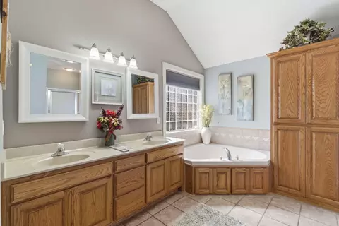 Bath - 1022 Daniels St, Aurora, MO 65605 photo 1 of 4