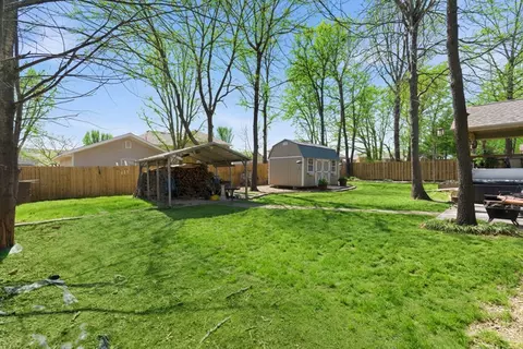 Exterior - 1022 Daniels St, Aurora, MO 65605 photo 8 of 12