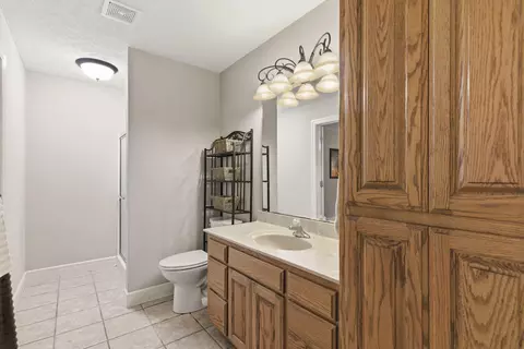 Bath - 1022 Daniels St, Aurora, MO 65605 photo 4 of 4
